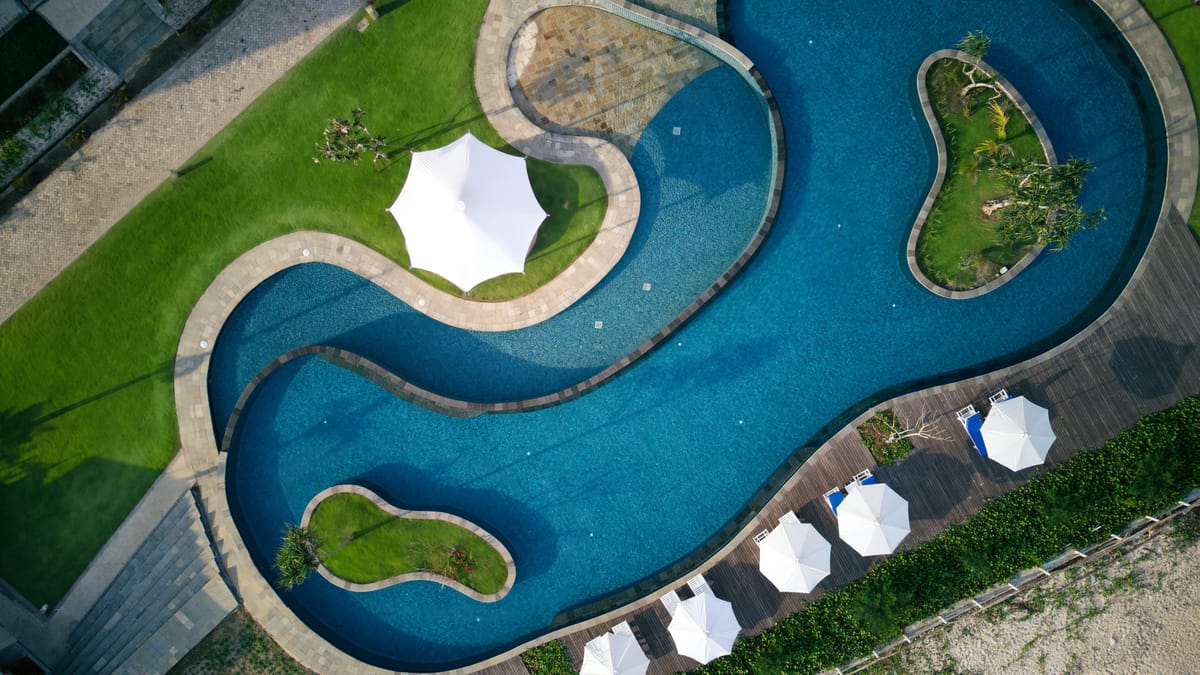 Infinity-edge villa swimming pool in Bali by Tropical Pool, since 1988